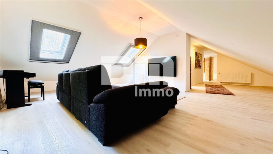 Umfassend saniertes Ein- Zweifamilienhaus auf großem Grundstück in Traumlage - DG WE1 Rechter Gebäudeteil Dachstudio